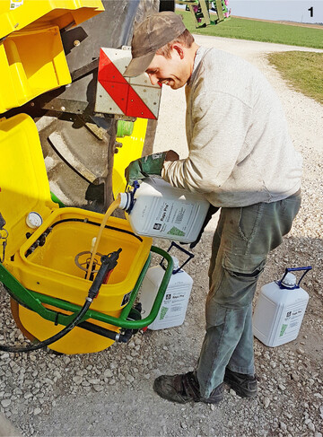 Blattd�nger lassen sich mit dem Pflanzenschutz kombinieren.