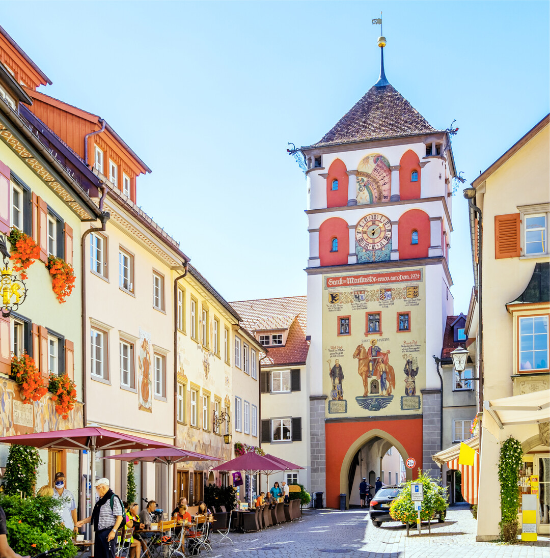 Das Martinstor ist eine der vielen Sehensw�rdigkeiten der gro�en Kreisstadt Wangen im Allg�u. Rund eine halbe Million Besucher genie�en jedes Jahr die sch�ne Altstadt. Viele historische Geb�ude und zahlreiche kunstvoll gestaltete Brunnen laden zu einem erlebnisreichen Stadtrundgang ein. Das historische Martinstor wurde erstmals im Jahr 1347 erw�hnt und ist �ber die malerische Paradiesstra�e zu erreichen. Wer durch Wangen schlendert, reist damit weit in die Geschichte zur�ck.