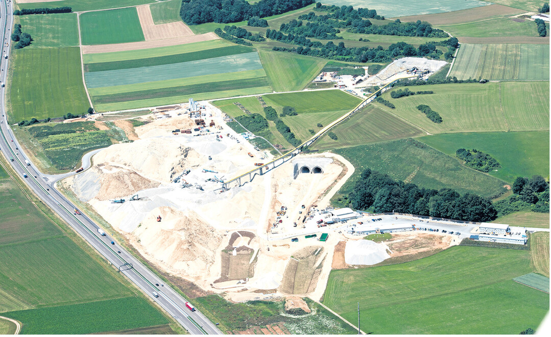 Neue ICE-Trasse Stuttgart  Ulm: Die Baugrube Pfaffen�cker und die Baustelleneinrichtungsfl�chen auf der Schw�bischen Alb rund um das Portal Hohenstadt des Steinb�hltunnels. Der 4,8 Kilometer lange Steinb�hltunnel beginnt im Filstal bei Wiesensteig und f�hrt Richtung Hohenstadt. Er beschlie�t den Albaufstieg der neuen ICE-Trasse Richtung Ulm.