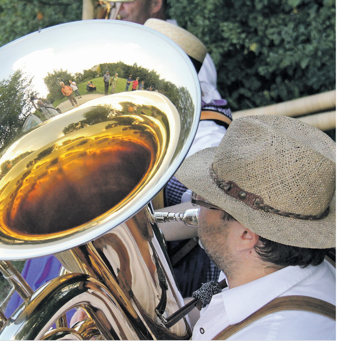 �So sch�n klingt unser L�ndle"�hei�t es beim 19. Volksmusiktag Baden-W�rttemberg im Freilichtmuseum Neuhausen ob Eck, zu dem am 5. und 6. September Tanzmusikanten, Stubenmusiken und Gesangsgruppen von 12 bis 17 Uhr aufspielen. Beim traditionellen �Danzbodagl�ha" darf am Samstag ab 19 Uhr in der Museumsgastst�tte Ochsen und im Schafstall getanzt werden, bis der Boden gl�ht! Der Eintritt zum Tanz ist frei.