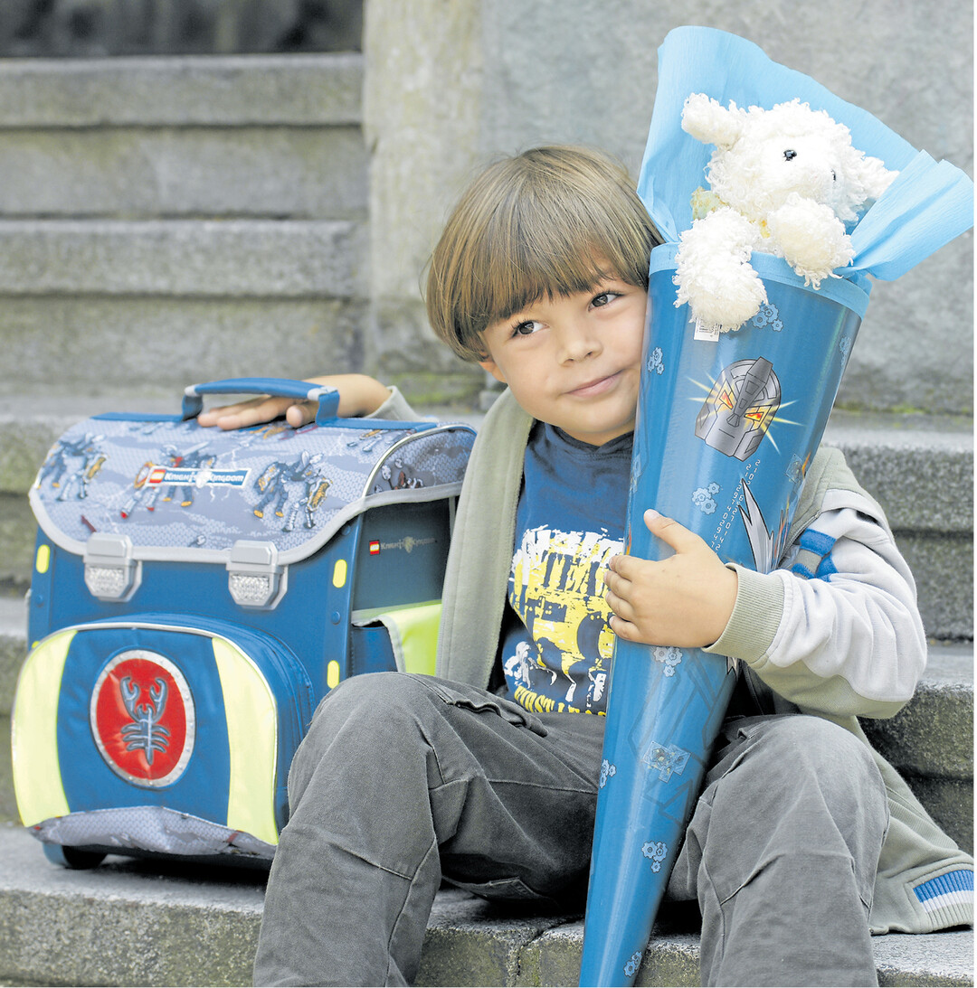 bild der woche Die ersten Schultage sind eine spannende und aufregende Zeit. Viele Kinder auf dem Land m�ssen gleich mit dem Schulbus fahren, weil es im Ort keine Grundschule mehr gibt. Damit Ihre Kleinen sicher unterwegs sind, finden Sie auf den folgenden Seiten praktische Tipps und Angebote.