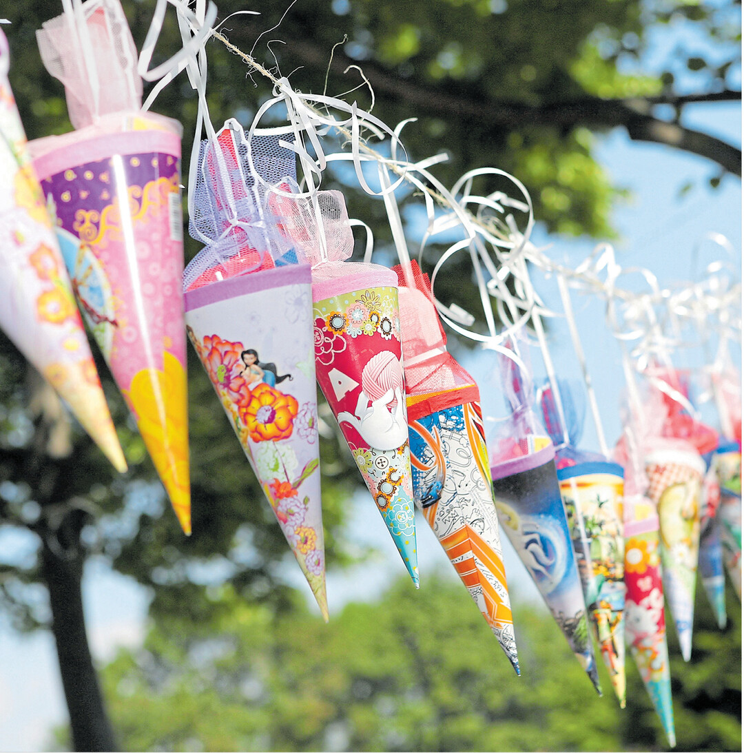 Am 11. September ist es wieder soweit: zahlreiche ABC-Sch�tzen starten in den Schulalltag. Um den kleinen Gro�en die Aufregung zu nehmen, basteln Eltern, Gro�eltern oder auch Paten eine sogenannte Schult�te. Diese ist mit allerlei kleinen �berraschungen gef�llt und begleitet die Sch�ler an ihrem gro�en Tag. Der Brauch stammt aus dem Osten Deutschlands, wo die Schult�te, auch Zuckert�te genannt, schon seit dem 19. Jahrhundert bekannt ist. Den Kindern erz�hlte man damals, dass im Haus des Lehrers ein Schult�tenbaum w�chst. Sind die Schult�ten gro� genug, ist es Zeit f�r den ersten Schultag.