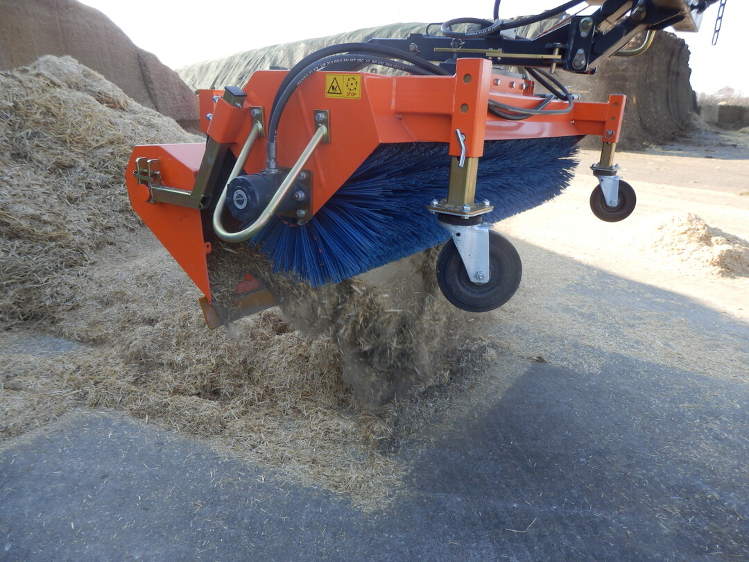 Mit der Schmutzwanne an der Anbaukehrmaschine, l�sst sich der Dreck prima sammeln und gezielt entladen. 