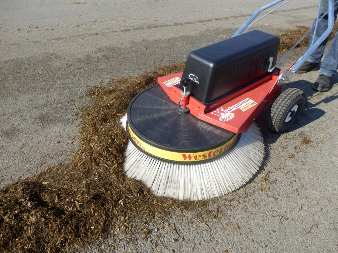 Der Radialbesen eignet sich auch zum Futteranschieben. Durch den Akkuantrieb ist die Maschine sehr leise, l�sst sich einfach starten und kann auch in geschlossenen R�umen genutzt werden. 