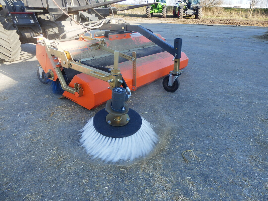 Ein Radialbesen an der Anbaukehrmaschine ist empfehlenswert. Schmutz von Kanten und Ecken wird so gut aufgenommen.