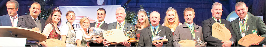 Der Vorsitzende des Deutschen Pfl�gerrats und des Kuratoriums Weltpfl�gen 2018, Helmut Wolf (l.), k�hrte zusammen mit Anthony van der Ley (2. v. l.), der den Pflughersteller und Hauptsponsor des Wettbewerbs, Lemken, vertreten hat, und den Weink�niginnen der Anbauregionen W�rttemberg und Baden sowie den Weinprinzessinnen die Titeltr�ger der 65. Weltpfl�germeisterschaft auf dem Hofgut Einsiedel. Zu den Siegern geh�ren (v. l. mit Troph�en) in der Kategorie Beetpfl�gen Thomas Debes (Frankreich), Eamonn Tracey (Irland), Ian Woolley (Neuseeland) sowie in der Kategorie Drehpfl�gen Marco Angst (Schweiz), Thomas Cochrane (Nordirland) und John Whelan (Irland). Sowohl Tracey als auch Cochrane konnten sich beide Tagessiege in den Disziplinen Stoppel- und Graslandpfl�gen mit deutlichem Vorsprung sichern.