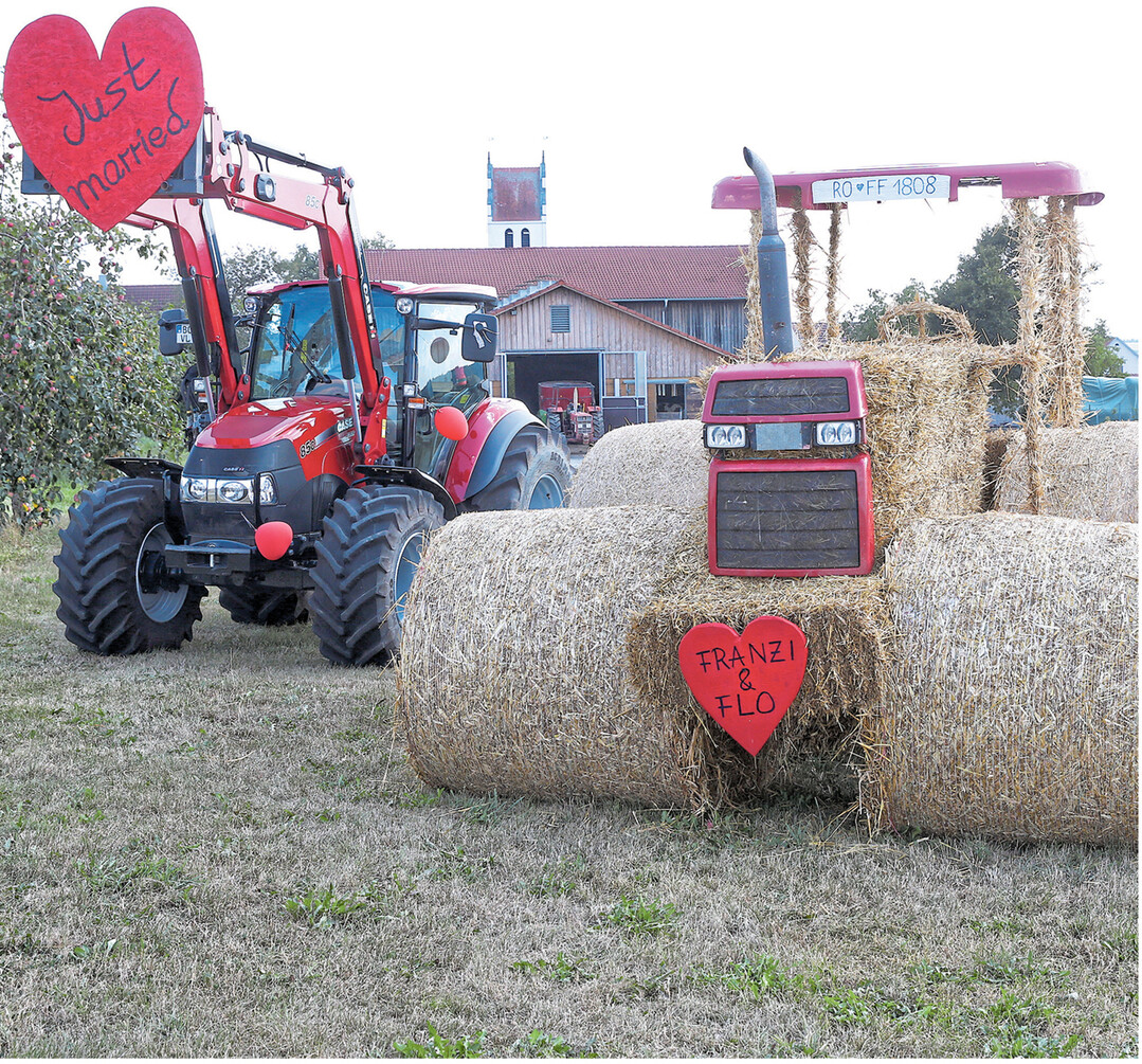 In Allmannsweiler im Landkreis Biberach haben Freunde einem Hochzeitspaar vor dem Dorf ein besonderes Hochzeitsgeschenk gemacht.