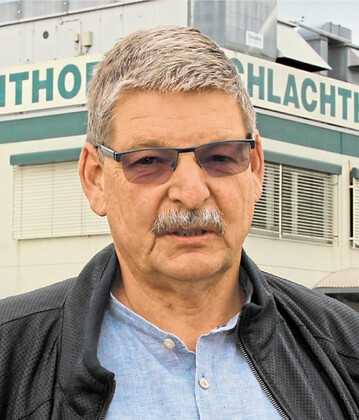 Schlachthofchef Wilhelm Dengler will die gezeigten Missst�nde abstellen und wirbt gleichzeitig um Vertrauen bei Mitgliedern und Kunden.