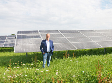 Auf einer ehemaligen Schuttdeponie steht jetzt die PV-Anlage von Martin Ott, au�er zur Stromerzeugung dient die Fl�che auch als Biotop f�r Insekten und Kleintiere.