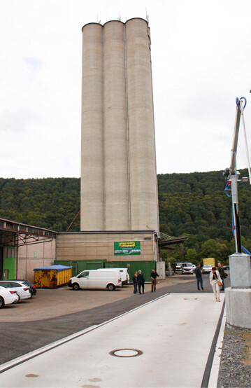 Die Silot�rme wurden f�r die Entspelzung umgebaut. Vorn die neue Waage zur Warenannahme mit elektrisch gesteuerter Probeentnahme rechts.