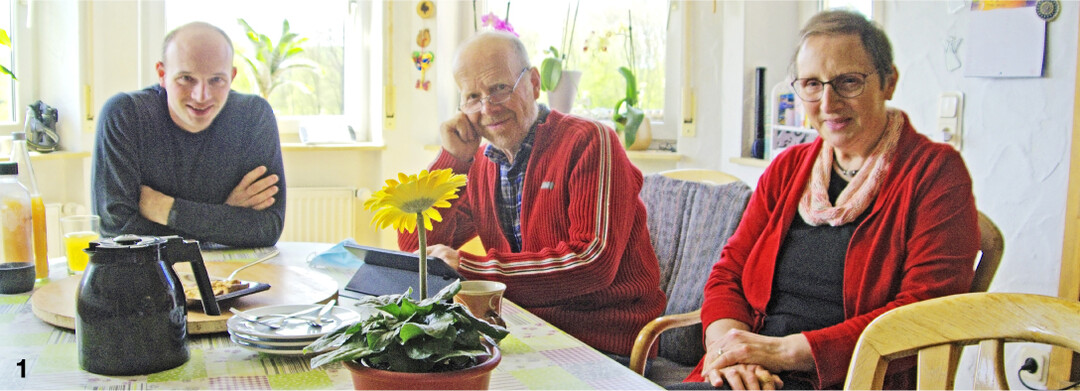 Jonas, Georg und Marianne Deeg beobachten nun beim sonnt�glichen Kaffeetrinken das Melkgeschehen �bers Tablet.