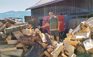 Brennholz ist gefragt wie lange nicht. Landwirt Matthias Mohr aus dem Bregenzerwald macht seine Alpe mit dem frisch gespaltenen Holz winterfest. �