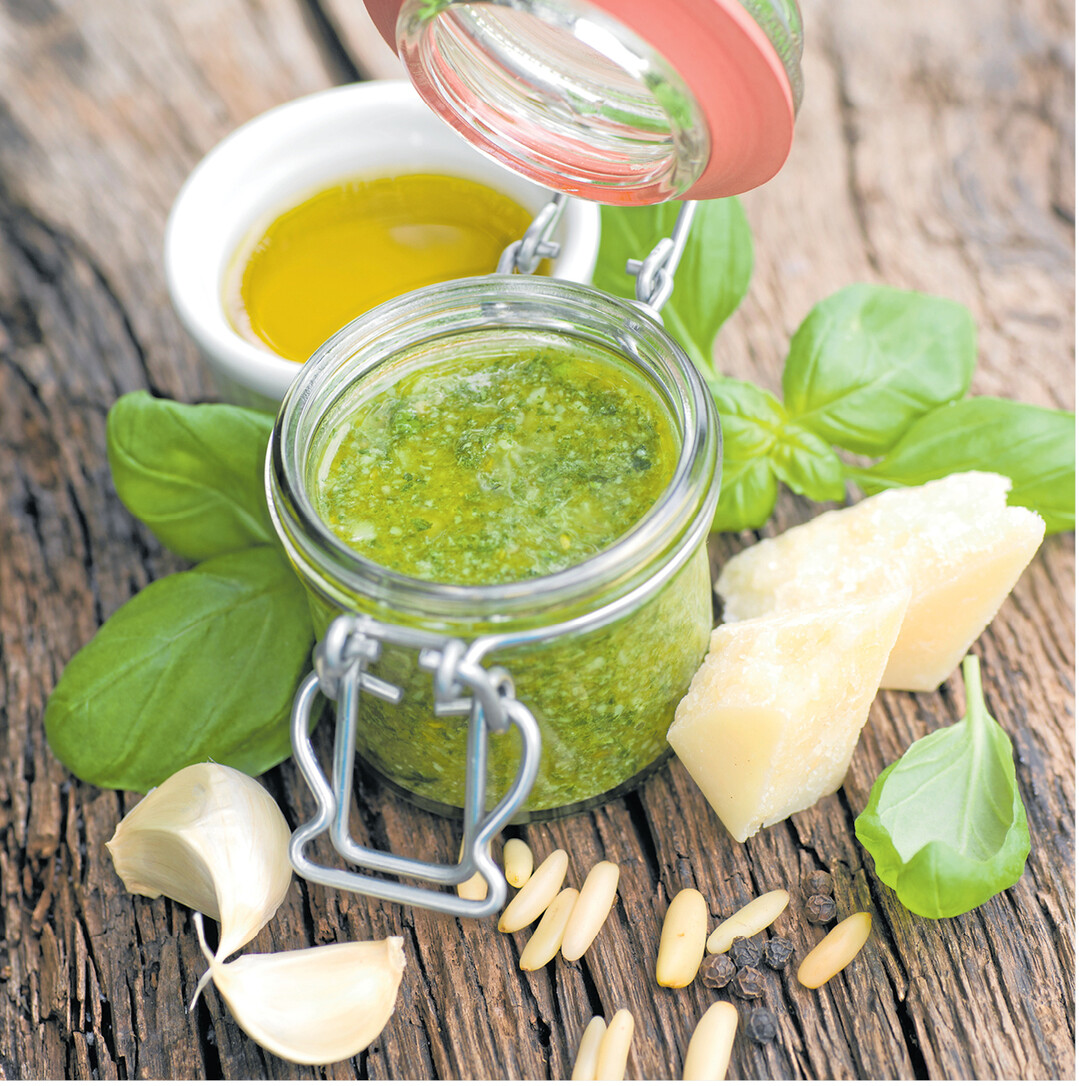 bild der woche Aus Gartenkr�utern l�sst sich schnell ein leckerer Brotaufstrich oder ein Pesto zu Nudeln mixen. Einfach Basilikum oder Rucola mit Knoblauch, Pinienkernen oder Waln�ssen, Salz und �l p�rieren, in Gl�ser f�llen und mit einer �lschicht abschlie�en. Eine lange haltbare W�rzpaste entsteht aus 100 Gramm gehackten Kr�utern und 10 Gramm Salz. Im Glas mit zwei Zentimeter �l bedecken. Pesto und Kr�uterw�rze im K�hlschrank aufbewahren.