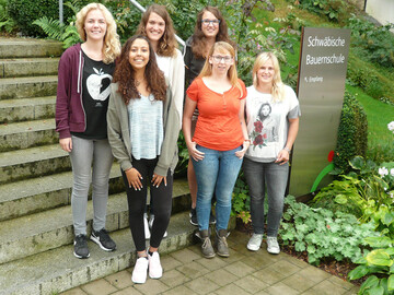 Bewerben sich um den Apfelthron (v. l.): Jasmin Büchele, Regina Kininger, Ann-Kathrin Kolb, Lisa Brielmayer, Sonja Müller und Sabrina Heiß.