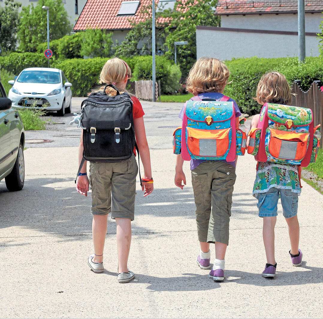Die Schule hat begonnen und viele Kinder machen sich zu Fu� auf den Schulweg. Autofahrer sollten jetzt besonders aufmerksam und umsichtig unterwegs sein.