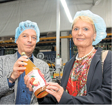 Beim Betriebsrundgang in der Beutelsbacher Fruchtsaftkelterei lie� sich Friedlinde Gurr-Hirsch die Herstellung heimischer Fruchts�fte erkl�ren. Gesch�ftsf�hrer Thomas Maier f�hrte den prominenten Gast sachkundig durch die Werkshallen.