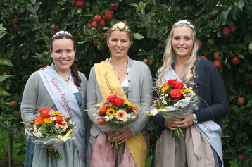 Bei der Er�ffnung der Bodensee-Apfelsaison wurden die neuen Apfelhoheiten ins Amt eingef�hrt (v. l.): Apfelprinzessin Franziska Grundler, Apfelk�nigin Julia Heimgartner und Apfelprinzessin Lena Bentele freuen sich darauf, f�r zwei Jahre Werbebotschafterin zu sein. 