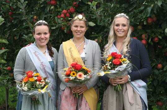 Bei der Eröffnung der Bodensee-Apfelsaison wurden die neuen Apfelhoheiten ins Amt eingeführt (v. l.): Apfelprinzessin Franziska Grundler, Apfelkönigin Julia Heimgartner und Apfelprinzessin Lena Bentele freuen sich darauf, für zwei Jahre Werbebotschafterin zu sein.