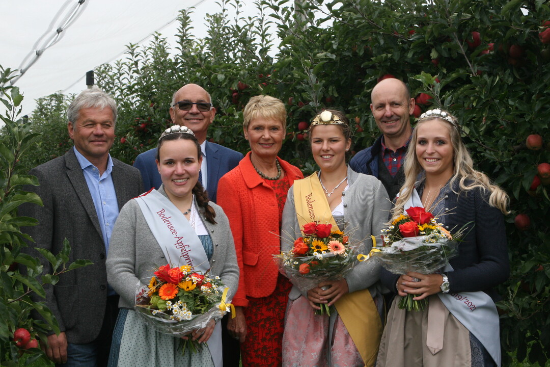 Der offizielle Auftakt in die Apfelsaison am Bodensee erfolgte in diesem Jahr in Immenstaad-Kippenhausen. Auf eine gute Ernte mit besten Qualitäten freuen sich (v. l.) Thomas Heilig, Vorsitzender der Obstregion Bodensee, Apfelprinzessin Franziska Grundler, LVEO-Präsident Franz Josef Müller, Staatssekretärin Friedlinde Gurr-Hirsch, Apfelkönigin Julia Heimgartner, Erich Röhrenbach, Vorsitzender der Obstregion Bodensee und Apfelprinzessin Lena Bentele.