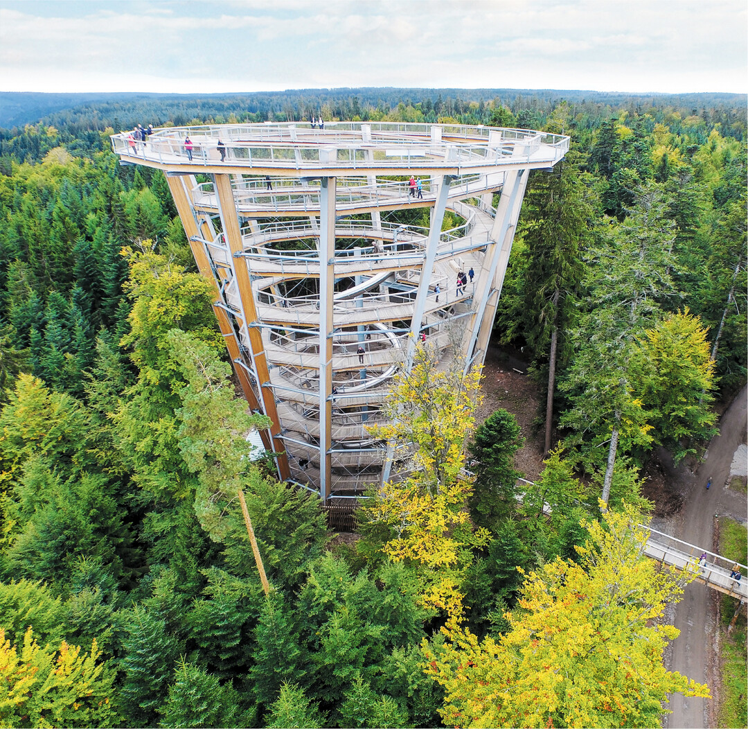 Der Sommerberg in Bad Wildbad im Schwarzwald hat einiges an Nervenkitzel zu bieten, wie hier den Baumwipfelpfad mit 1,250 Kilometer L�nge zum Aussichtspunkt in 40 Meter H�he. Die spektakul�re H�ngebr�cke f�r Fu�g�nger Wildline" ist bis zu 60 Meter hoch. Hinauf zum Sommerberg kommt man bequem mit einer der modernsten Seilbahnen Deutschlands und kann vom Hochplateau 300 Meter �ber dem Tal herrliche Ausblicke genie�en (www.baumwipfelpfade.de, www.wildline.de, www.bad-wildbad.de)