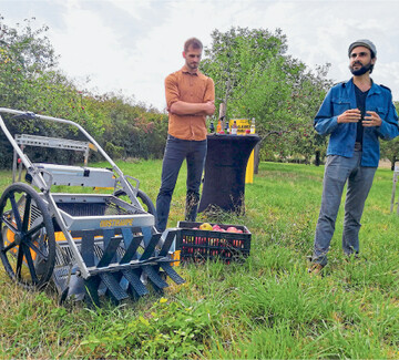 Gro�e R�der sind ideal f�r den buckligen Untergrund: Die Obstraupe der jungen �sterreichischen Firma Organic Tools mit ihren Entwicklern.