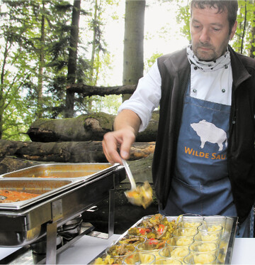 Versucherle vom Wildschwein: Stephan Kapp vom Gasthaus Krone Altbulach serviert schw�bisches Wildschwein-Curry  mit Schwarzw�lder Nudeln statt mit Reis.
