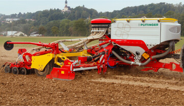 In der neuen Aerosem von Pöttinger ist eine fünf Meter breite Kreiselegge integriert.