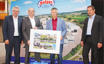 Gerhard Geisend�rfer (2. v. r.) wurde bei der Generalversammlung f�r sein langj�hriges Engagement im Aufsichtsrat der Hohenloher Molkerei geehrt und mit einer Fotocollage von v. l. Martin Boschet, Manfred Olbrich und Ralf Klenk verabschiedet.