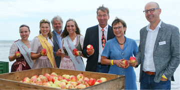 Mit den Apfelhoheiten, den beiden Vorsitzenden der Obstregion Bodensee, Thomas Heilig (3. v. l.) und Erich R�hrenbach (r.), der Staatssekret�rin im Stuttgarter Landwirtschaftsministerium, Sabine Kurtz und dem Gesch�ftsf�hrer der Obstregion Bodensee, Dr. Egon Treyer, erfolgte der offizielle Auftakt in die Apfelsaison am Bodensee.�