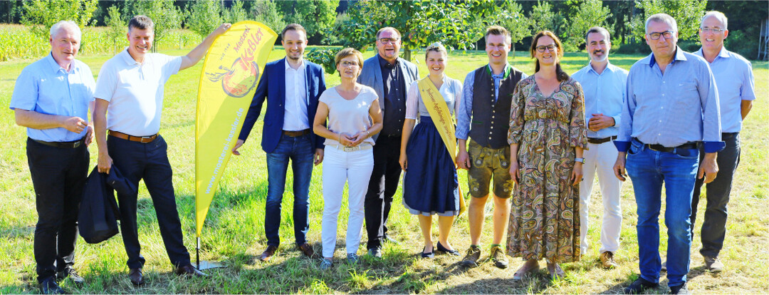 Gruppenbild mit Polit-Prominenz bei der Fruchtsaft-Saisoner�ffnung 2021 bei der Mosterei Ke�ler (v.l.): August Schuler (MdL CDU), Axel M�ller (MdB CDU), Benjamin Strasser (MdB FDP), Sabine Kurtz (MdL CDU und Staatssekret�rin im MLR), Klaus Hoher (MdL FDP), Julia Heimgartner (Apfelk�nigin), Florian Ke�ler, Johanna Ke�ler, Albrecht Kumpf (Kumpf Fruchts�fte), Wilhelm Ke�ler und Klaus Widemann (Widemann Fruchts�fte).