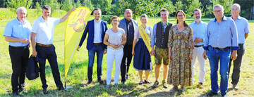 Gruppenbild mit Polit-Prominenz bei der Fruchtsaft-Saisoner�ffnung 2021 bei der Mosterei Ke�ler (v.l.): August Schuler (MdL CDU), Axel M�ller (MdB CDU), Benjamin Strasser (MdB FDP), Sabine Kurtz (MdL CDU und Staatssekret�rin im MLR), Klaus Hoher (MdL FDP), Julia Heimgartner (Apfelk�nigin), Florian Ke�ler, Johanna Ke�ler, Albrecht Kumpf (Kumpf Fruchts�fte), Wilhelm Ke�ler und Klaus Widemann (Widemann Fruchts�fte).