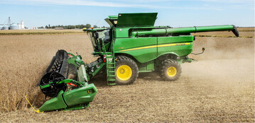 Beim Sojadrusch auch die tief sitzenden H�lsen zu bekommen, ist eine Herausforderung f�r Fahrer und Maschine.�