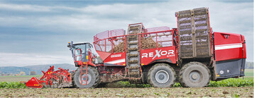 Rexor 6300 mit dem neuen Radrodeschar und Entbl�tterer FM.