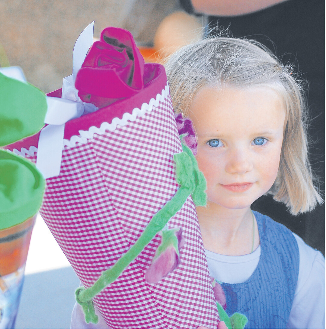 Stolz tr�gt Josefine ihre Schult�te. In die Freude, nun zu den Gro�en zu geh�ren, mischt sich auch ein wenig Unsicherheit: Was erwartet mich in der Schule?"