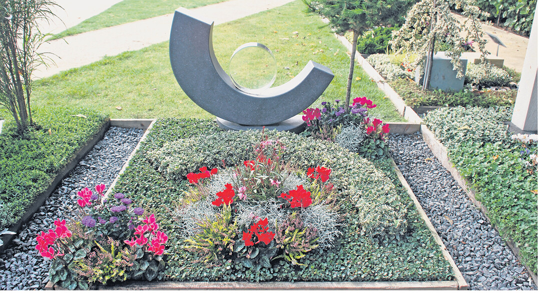 Gleich drei Beete sorgen auf diesem Urnengrab f�r viel Farbe. Besonders gut kommen hier die blau-violett bl�henden Herbstastern auf dem vorderen und dem hinteren Beet zur Geltung.