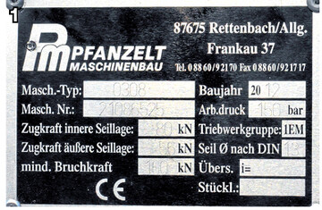 Typenschild einer Seilwinde mit Zugkraftangabe und Angabe der erforderlichen Seil-Mindestbruchkraft.