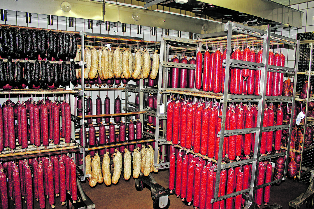 Eine luftgetrocknete Salami benötigt ein halbes Jahr Reifezeit, manche Schinken sogar ein ganzes Jahr.