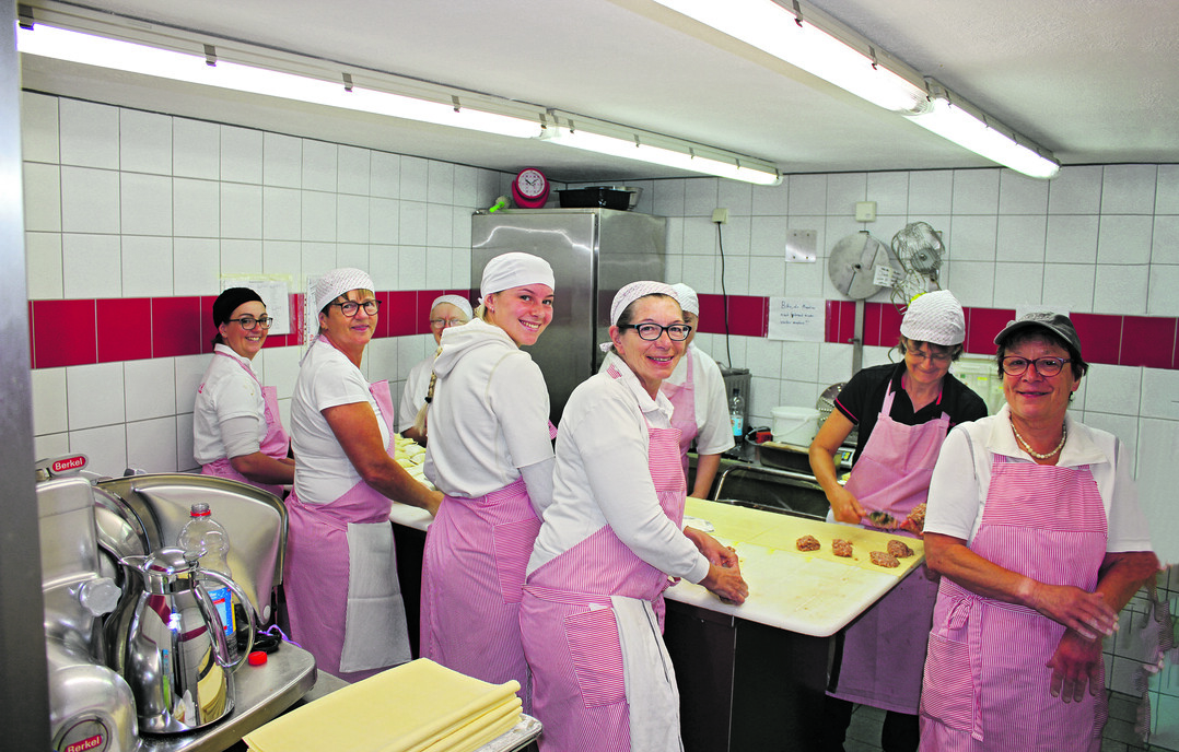 Viel Handarbeit bei der Maultaschenherstellung in der Wurstküche.