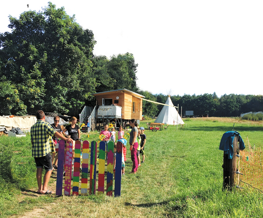Der bewegliche Bauwagen als Unterkunft und Handarbeitsraum f�r die Kinder auf dem Hopfenhof ist mit Naturmaterialien auf das Fahrgestell eines alten Containeranh�ngers aufgebaut worden. Mit dem Traktor hat Landwirt Traub das Gef�hrt aus Karlsruhe hergeschleppt.