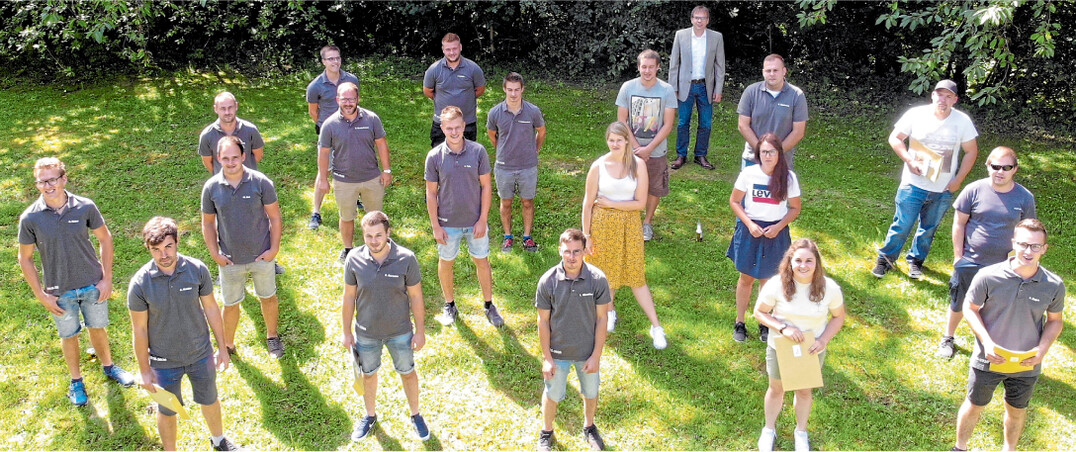 Ihre Verbundenheit zeigten, unter Wahrung des gebotenen Sicherheitsabstands, die Studierenden der Technikerschule Sigmaringen mit dem Tragen des Schulpolohemdes.