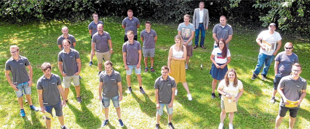 Ihre Verbundenheit zeigten, unter Wahrung des gebotenen Sicherheitsabstands, die Studierenden der Technikerschule Sigmaringen mit dem Tragen des Schulpolohemdes.