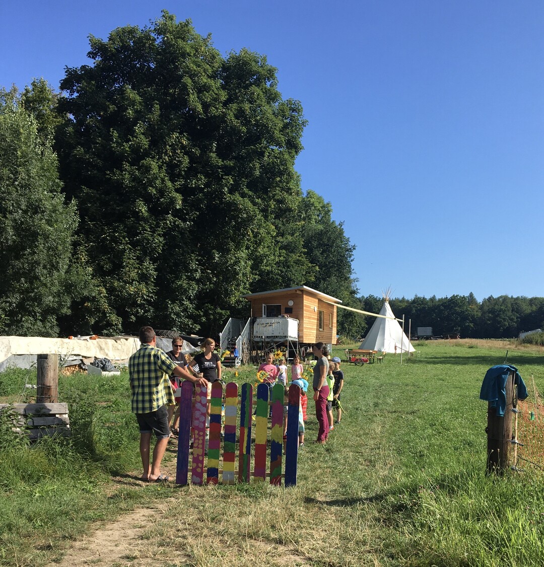 Ein Bauwagen als Unterkunft auf dem Hopfenhof