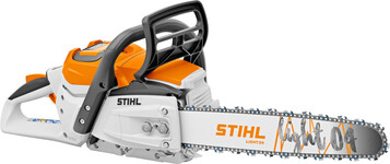 Die Akku-Motorsäge hat eine schmale Bauform.