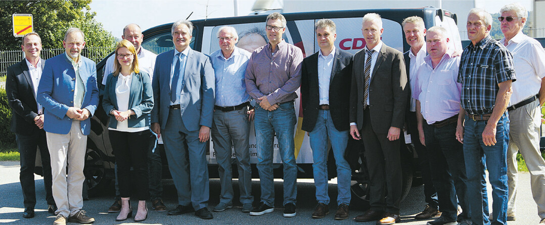 Der wieder gew�hlte Vorstand der VdAW-Fachgruppe Vieh und Fleisch mit den Politikern Ronja Kemmer (3. v. l.) und Josef Rief (5. v. l.).