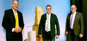 F�r die gute Arbeit im Coronajahr 2020 bedankte sich Agrarminister Peter Hauk bei Gesch�ftsf�hrer Dr. Markus Albrecht (links) und beim Vorsitzenden Manfred Olbrich (rechts). �