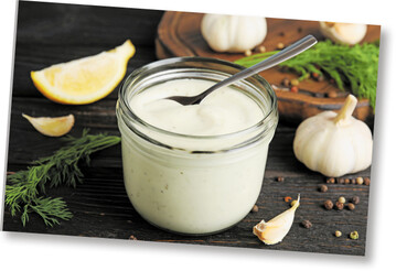 Soßen wie Aioli lassen sich ganz einfach selber machen.