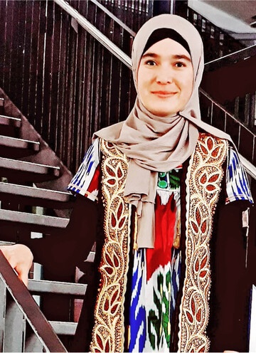 Nafisa Yusupova kommt aus Usbekistan. Hier trägt sie eine traditionelle Tracht ihres Heimatlandes.
