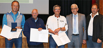 F�r ihren jahrelangen Einsatz im Vorstand und Aufsichtsrat wurden (v. l.) Wolfgang F�ssler (33 Jahre), Bruno Diem (33 Jahre) und Joachim Bertsch (27 Jahre) von Harald H�rner, BWGV, mit der Ehrenmedaille ausgezeichnet, rechts im Bild der Vorstandsvorsitzende Markus St�tzenberger.