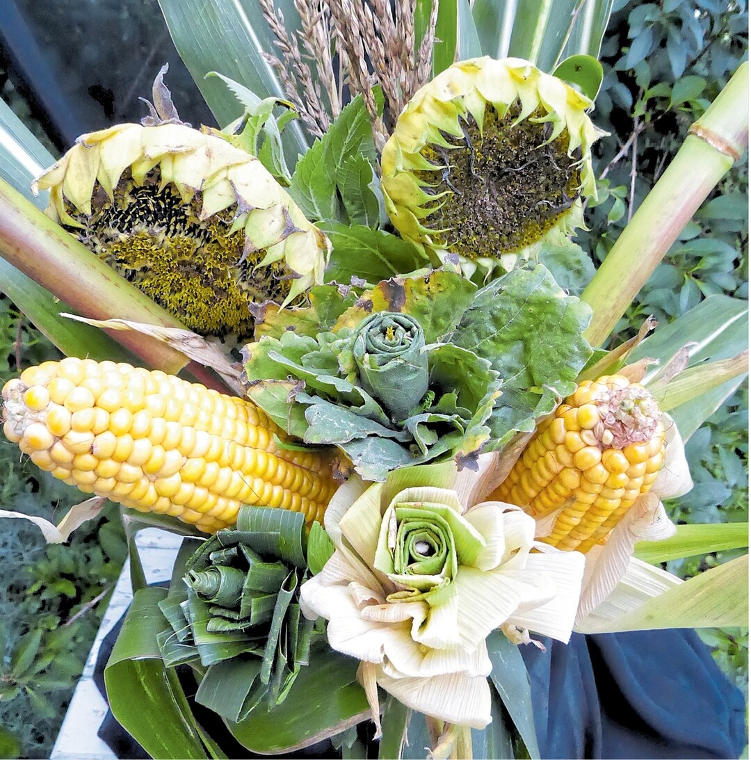 Beim Feldrundgang Anfang September hat Beate Keller aus T�bingen-Kilchberg Silomais und �lsonnenblumen auf ihren �ckern gesammelt und zu Gestecken arrangiert. Aus den Bl�ttern der Pflanzen gebunden sind ihre au�ergew�hnlichen Herbstrosen". Die Landwirtin bezeichnet das Ergebnis ihres Hobbys als Agrofloristik". Mehr Bilder zu Herbstrosen und anderen reizvollen Motiven unter www.kellers-oekohof.de / Galerie.