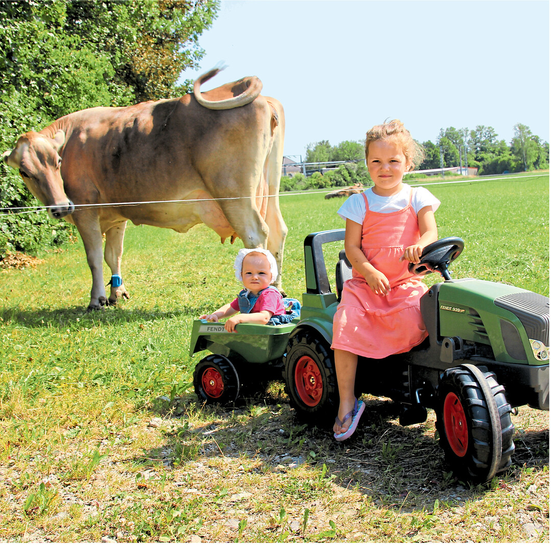 Mariella und ihre kleine Schwester Malena haben mal wieder nachgeschaut, ob alle trockenstehenden K�hen noch auf der Weide sind. Fotografiert hat das nette Gespann Mutter Sabrina Kreck aus Unteropfingen im Landkreis Biberach.